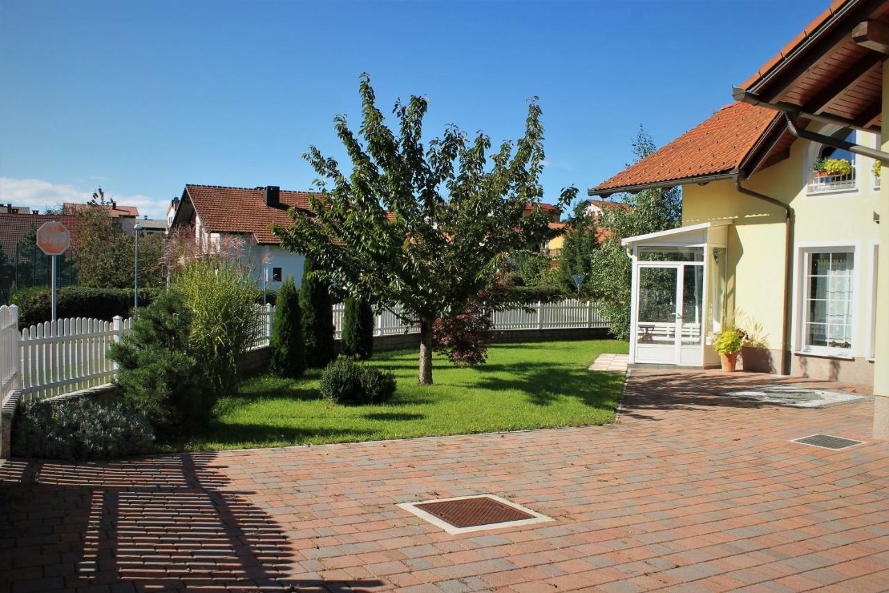 Yellow Dreamhouse Postojna Εξωτερικό φωτογραφία